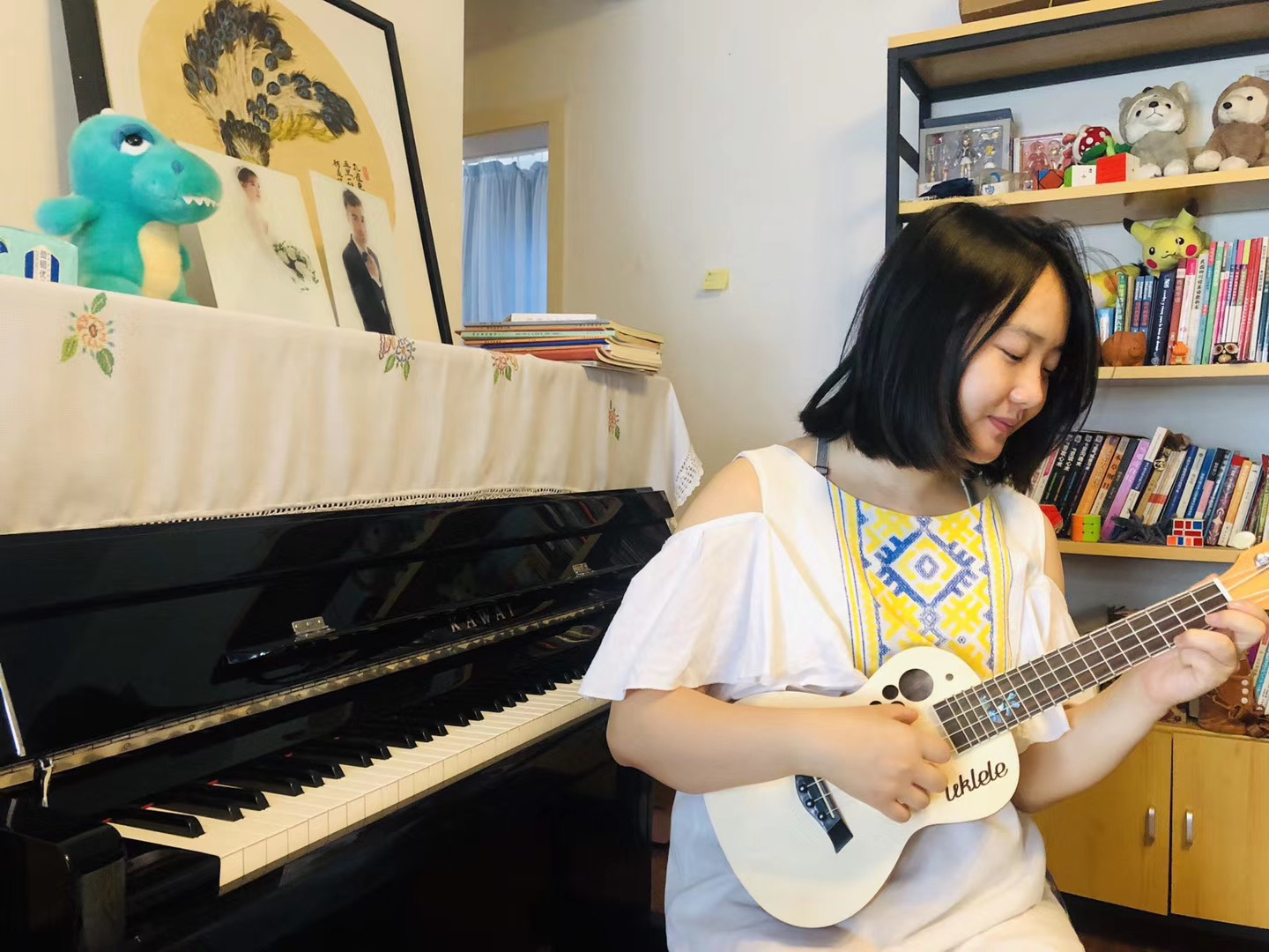 王雪在琴房弹尤克里里